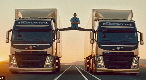 Je sais pas si t’as vu ce truc de Jean-Claude Vandamme où il écarte les jambes entre deux camions.