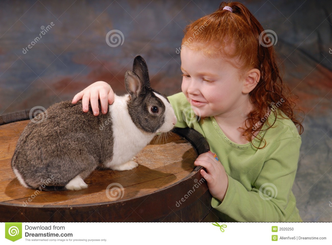 enfant-avec-le-lapin-d-animal-familier-2020250.jpg