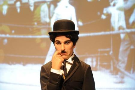 « Il était pas néonazi il avait un chapeau melon ! »