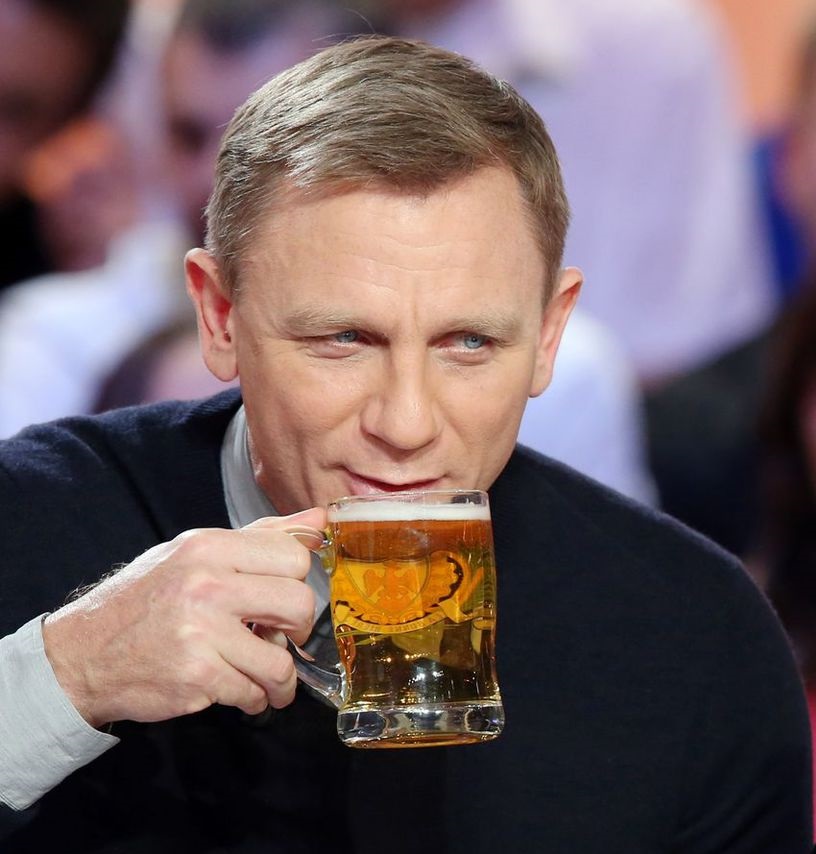 « Daniel Craig refuse 88 millions de dollars pour rejouer james bond. Le mental du type. Moi j’arrive même pas à refuser un kinder bueno. »