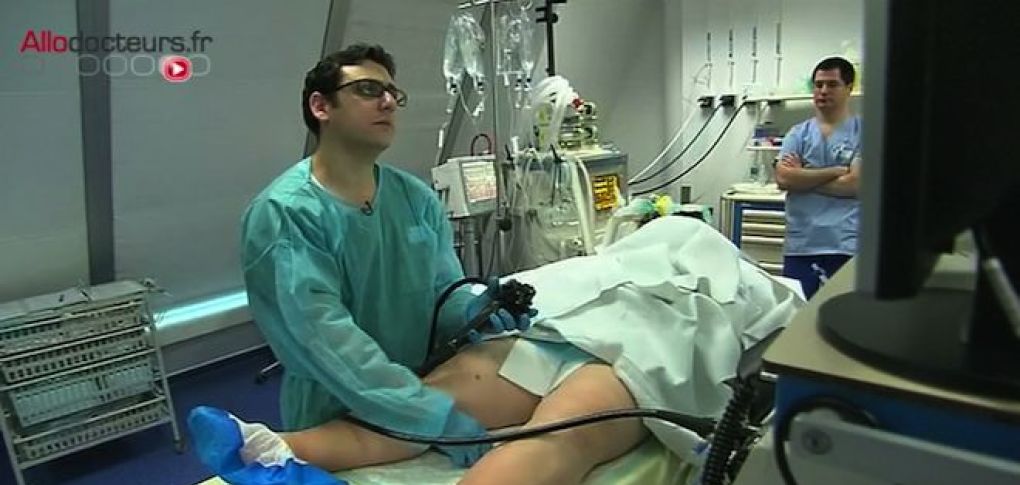 « Elle a une thèse en psychologie sur les angoisses liées aux examens colorectaux »