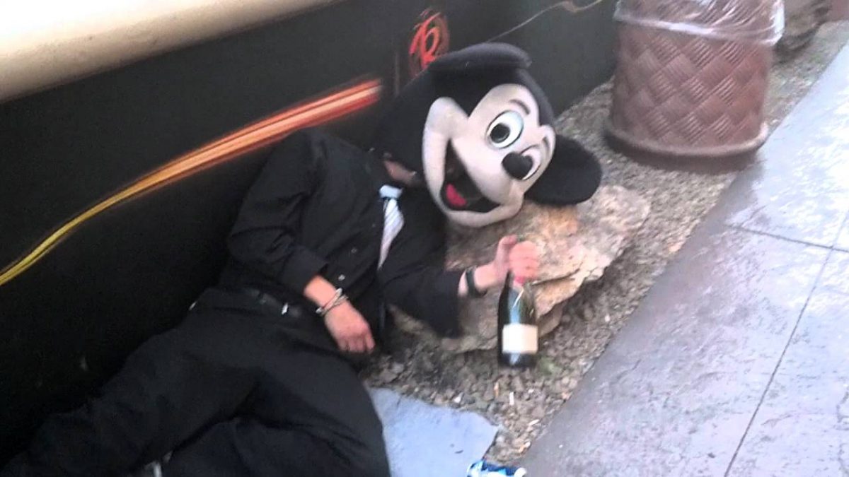 Tu crois qu’il fait quoi de son chômage partiel le type dans le Mickey de Disneyland?
